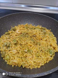 Una foto de Fideuá con gambas y habas
