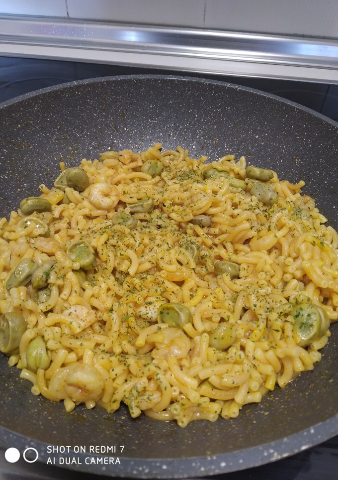 Una foto de Fideuá con gambas y habas