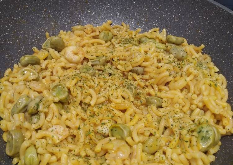 Fideuá con gambas y habas