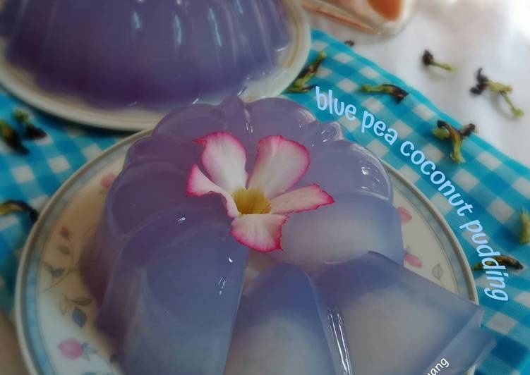 Blue pea coconut pudding (pudding bunga telang kelapa muda)