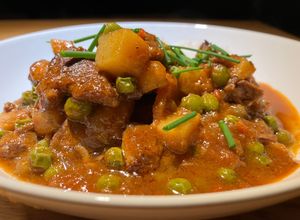 Una foto de Ragout o estofado con pavo de corral y verduras