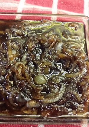 Una foto de Cebollas caramelizadas con un toque de pimienta verde
