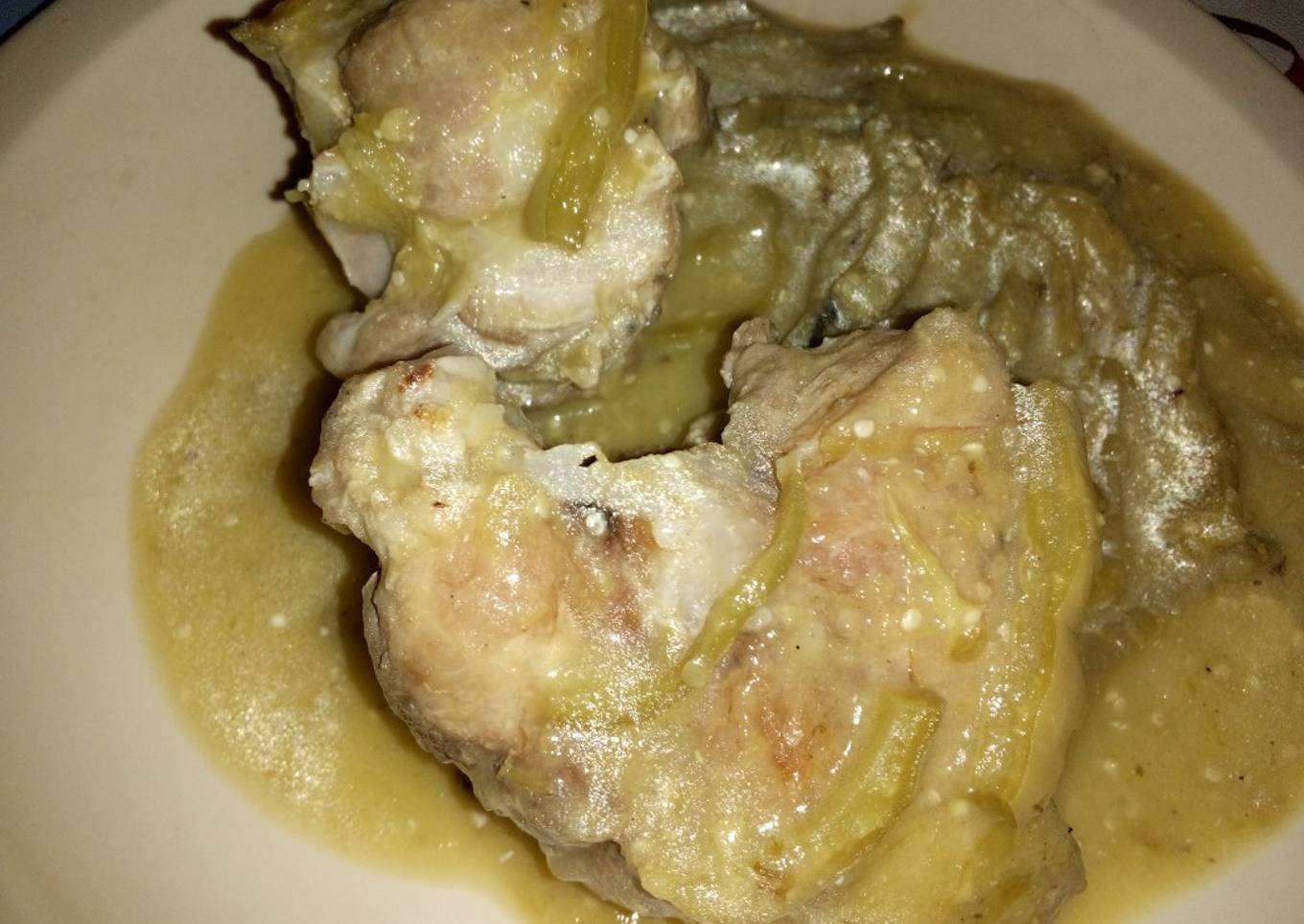 Carne de puerco en salsa verde con nopales
