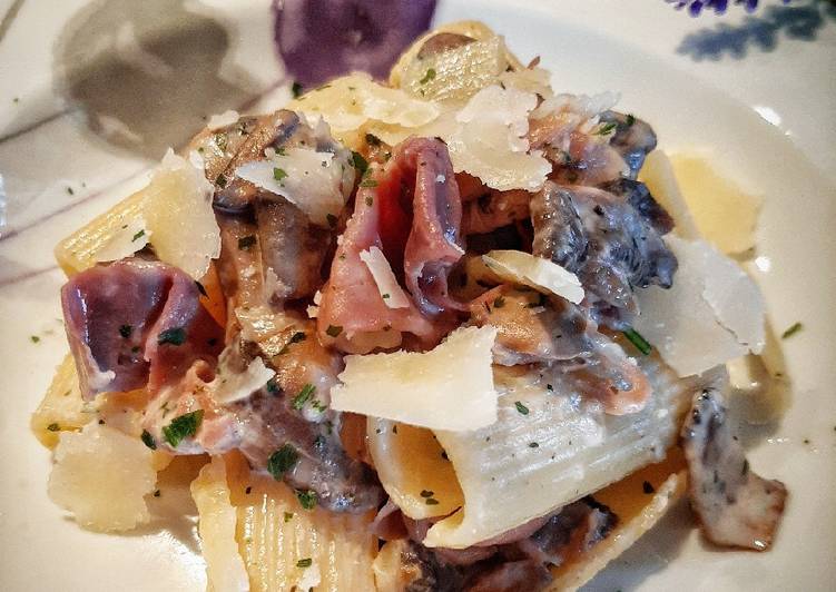 Rigatoni Crudo, champignon e Scaglie