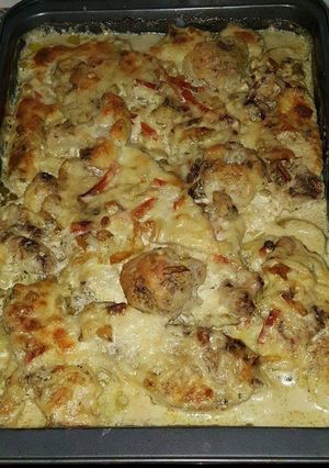 Tejszínes-sajtszószos csirkemell, zöldségágyon recept fotója
