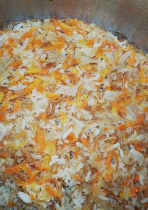 Una foto de Arroz árabe con pollo en salsa de tomates