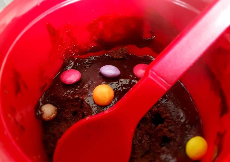 Comment Servir Brownie aux smarties façon mug cake