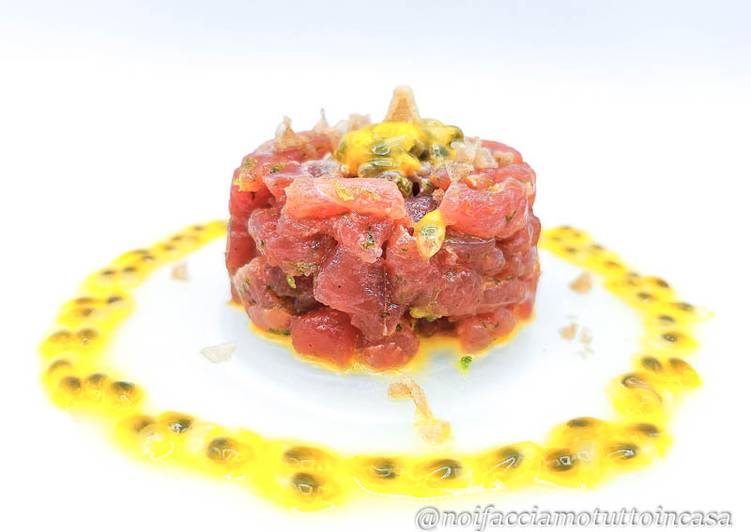 Simple Way to Prepare Qualsiasi sera della settimana Tartare di Tonno con Lime e Passion Fruit