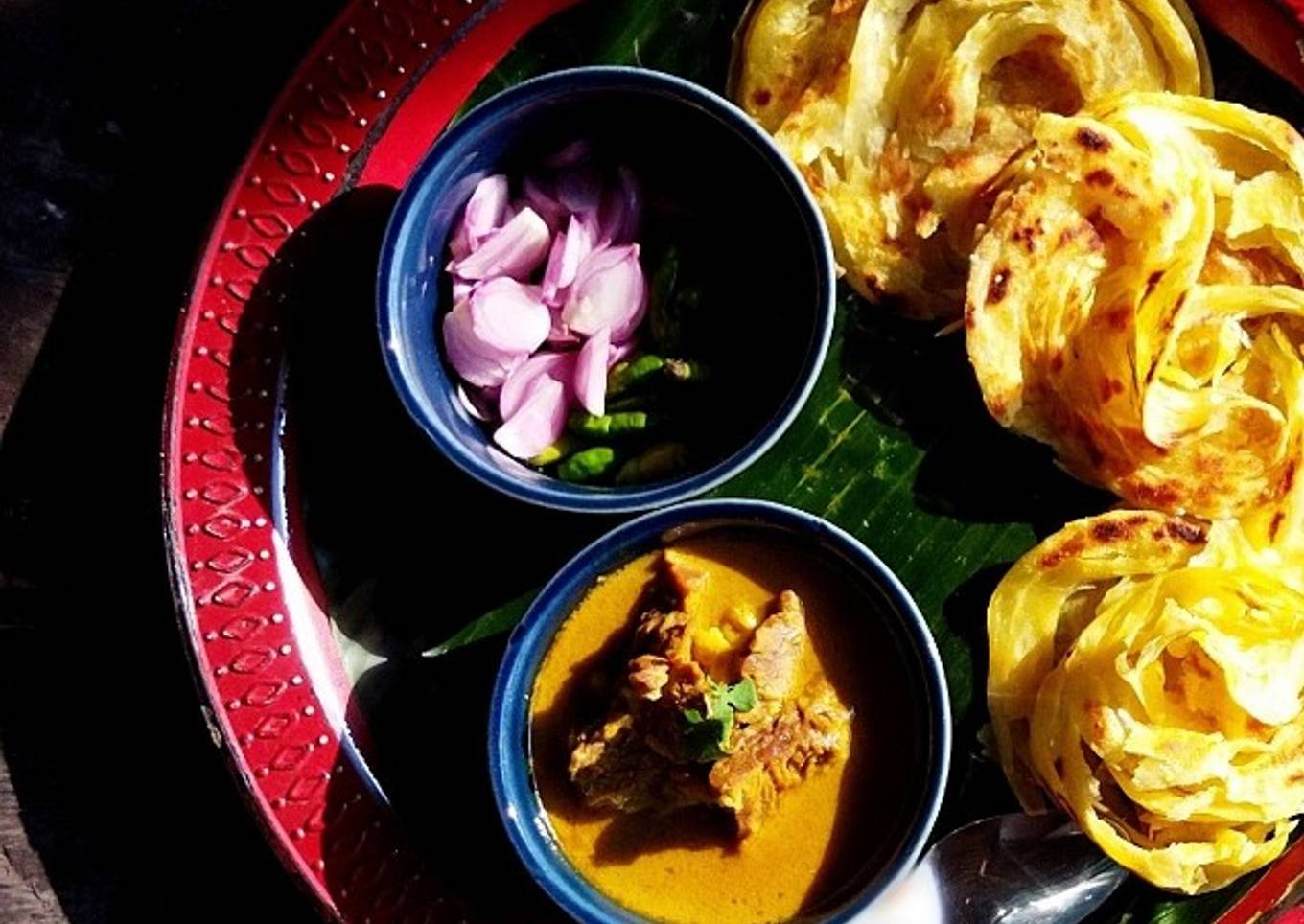 Kari Daging Sapi Dengan Roti Canai dan Acar Bawang
