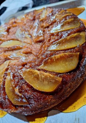 Una foto de 🍰🍐Tarta invertida vegana de pera🌱
