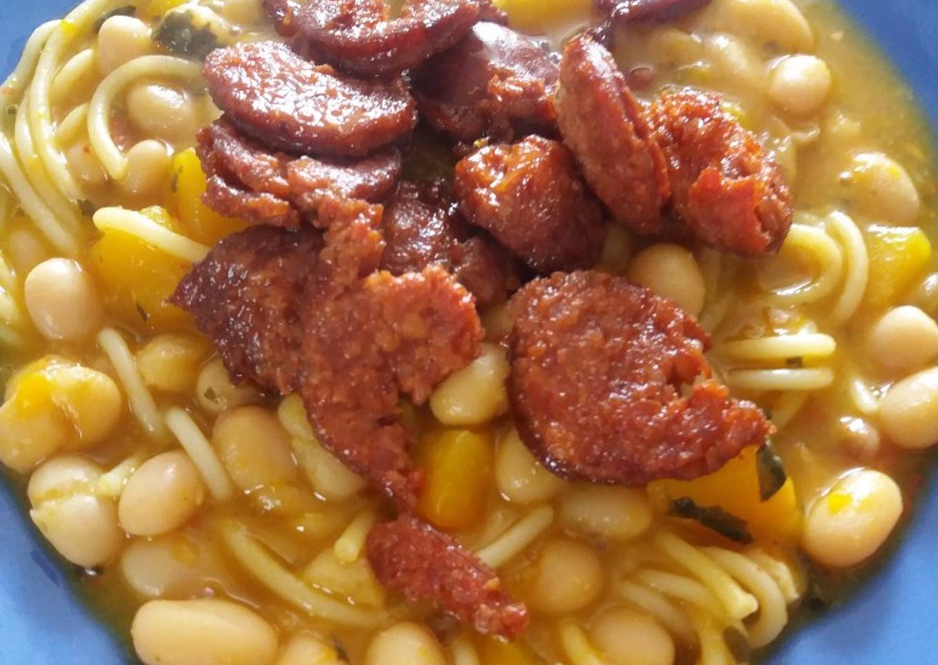 Porotos con riendas y longaniza