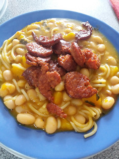 Una foto de Porotos con riendas y longaniza