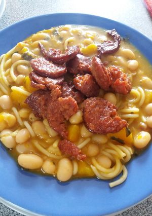 Una foto de Porotos con riendas y longaniza