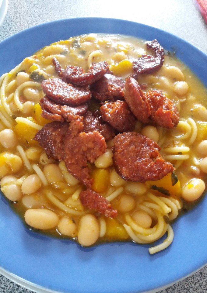 Una foto de Porotos con riendas y longaniza