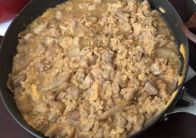 Bowl of rice topped with chicken and eggs