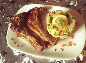 Une photo de Cotes d'agneau sautées, riz pilaf