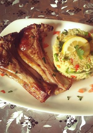 Une photo de Cotes d'agneau sautées, riz pilaf