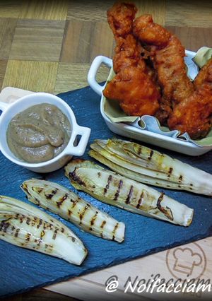 Foto di Pollo fritto con salsa di cipolle e indivia grigliata