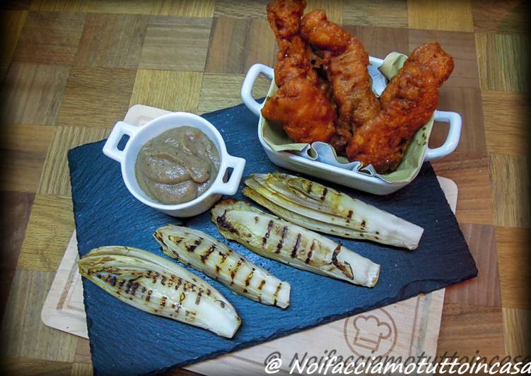 Pollo fritto con salsa di cipolle e indivia grigliata