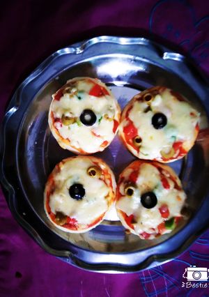 A picture of Mini veg pizza.