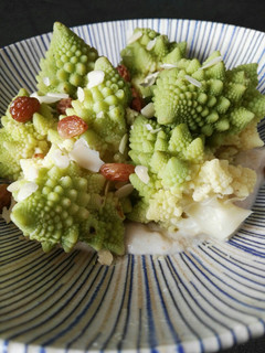 Una foto de Romanescu en salsa de almendras