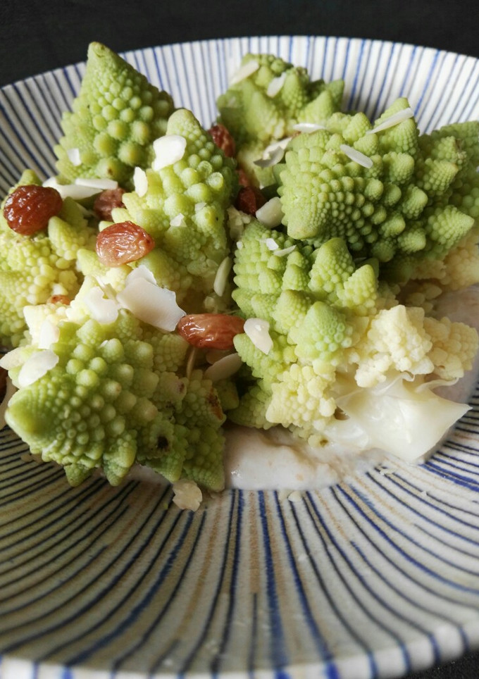 Una foto de Romanescu en salsa de almendras