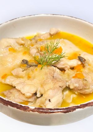 Una foto de Pollo en salsa de champiñones y zanahoria