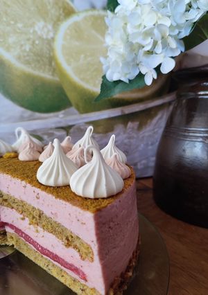 Pisztácia piskótás, eperhabos torta gluténmentesen recept fotója