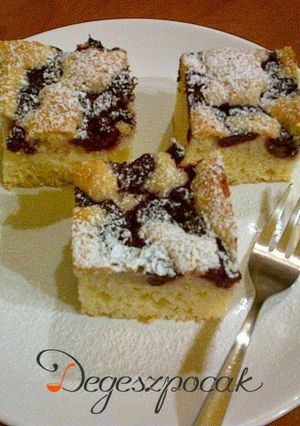 Meggyes pite tejmentesen recept fotója