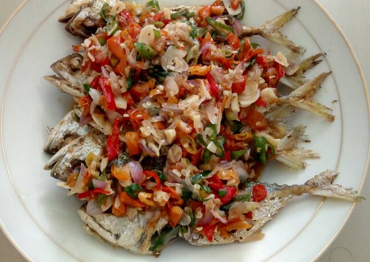 Ikan Kembung Goreng Sambal Matah