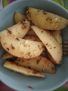 Una foto de Patatas al vapor con especias y tomates secos