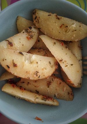 Una foto de Patatas al vapor con especias y tomates secos