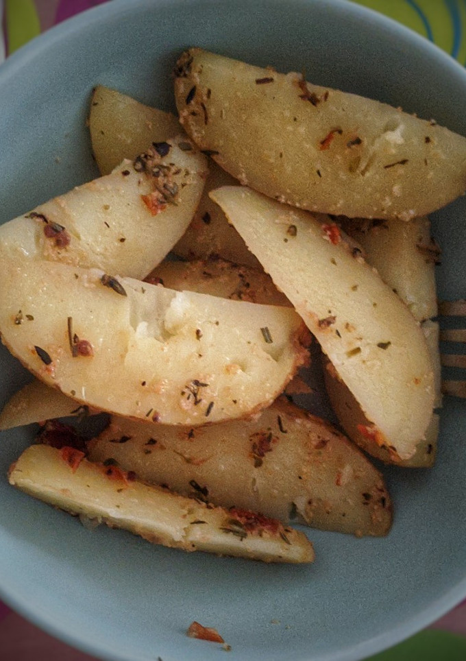 Una foto de Patatas al vapor con especias y tomates secos