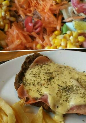 Una foto de Milanesa napolitana con fritas y ensalada mixta