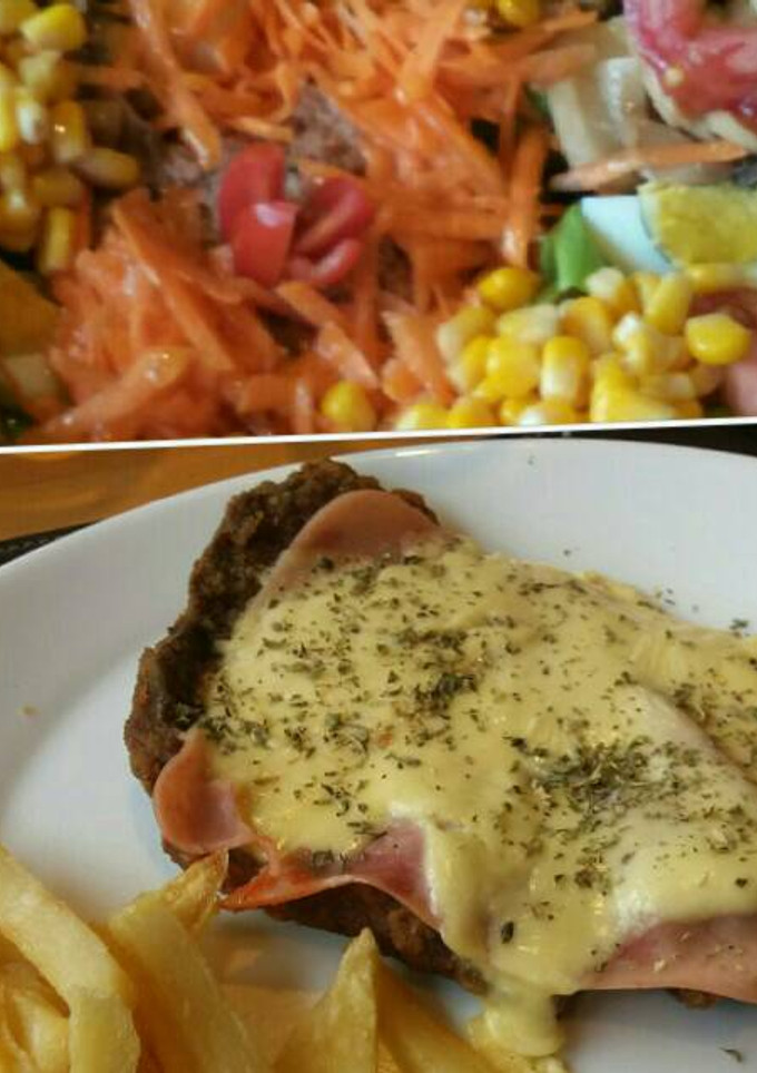 Una foto de Milanesa napolitana con fritas y ensalada mixta