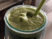 Una foto de jugo de apio con limón