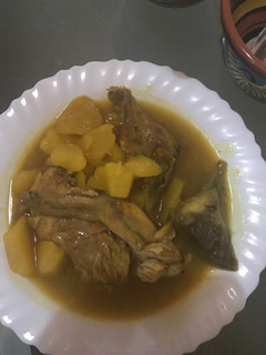Una foto de Conejo con patatas y alcachofas