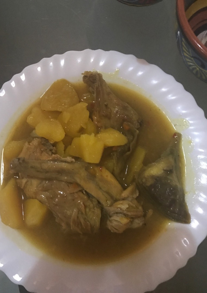 Una foto de Conejo con patatas y alcachofas