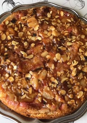 Une photo de Gâteau léger aux pommes et prunes du jardin