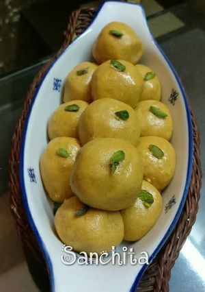 A picture of Besan ke laddoo.