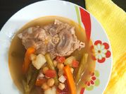 Una foto de espinazo de cerdo y garbanzos