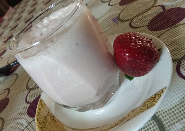 Healthy strawberry banana smoothie