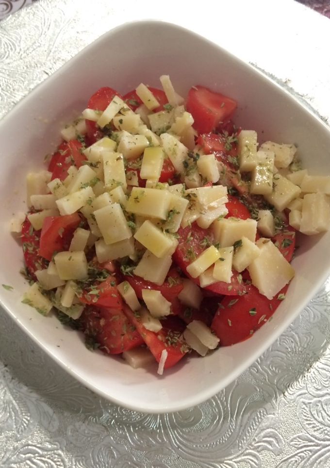 Una foto de Ensalada de tomate, orégano y Parmigiano