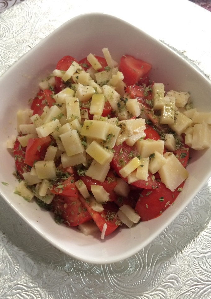 Una foto de Ensalada de tomate, orégano y Parmigiano