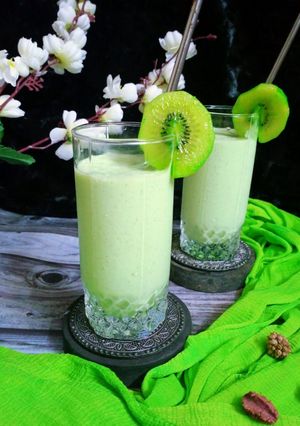 કિવિ સ્મૂધી (Kiwi Smoothie Recipe In Gujarati) રેસીપી મુખ્ય ફોટો