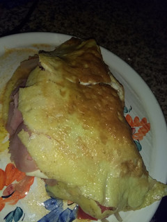 Una foto de Omelette de verduras, jamón y queso