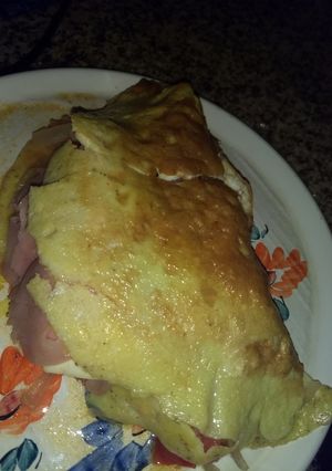 Una foto de Omelette de verduras, jamón y queso