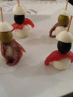 Una foto de Pincho de huevo de codorniz