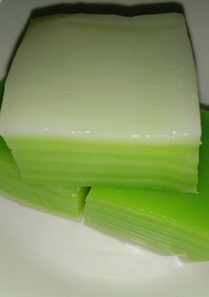 รูปของ ขนมชั้นใบเตยกะทิสด (Steamed Pandan Layer Cake)