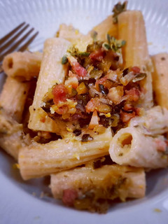 Una foto de Macarrones con salsa de calabacín y jamón al tomillo